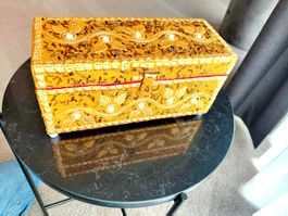 Schatztruhe\Schmuckschatulle.In Handarbeit Golden  Verziert